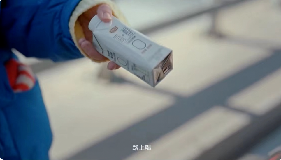 電影中人與人之間流動的善意與溫情,建構(gòu)出濃郁的煙火氣與人情味兒,也展現(xiàn)出君樂寶品牌對于“至誠、至信、至愛”價值觀的追求與推崇。 電影中人與人之間流動的善意與溫情,建構(gòu)出濃郁的煙火氣與人情味兒,也展現(xiàn)出君樂寶品牌對于“至誠、至信、至愛”價值觀的追求與推崇。